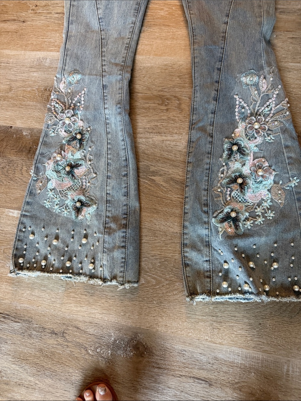 VENUS size 2 NWOT Light Wash Embroidered Flare Jeans - Women's Light Blue Denim - Picture 2 of 4